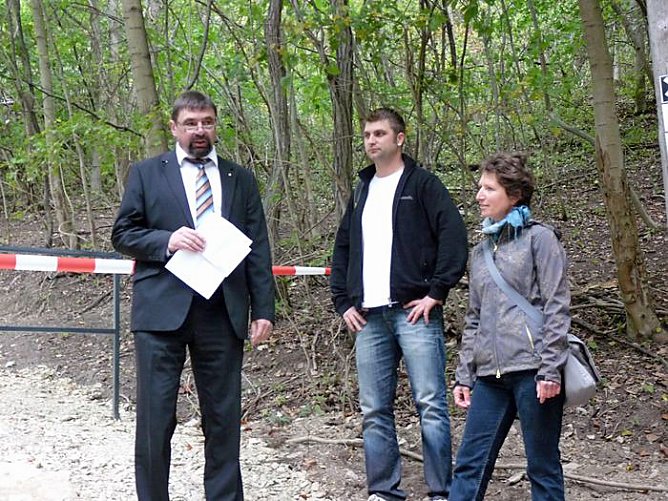 Wanderweg &uuml;bergeben (Foto: Karl-Heinz Herrmann)