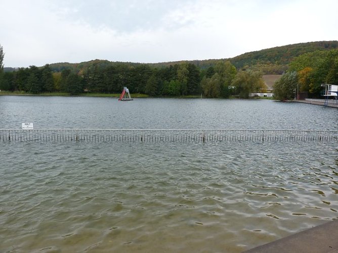 Stürmisches Abbaden (Foto: Karl-Heinz Herrmann) Stürmisches Abbaden (Foto: Karl-Heinz Herrmann)