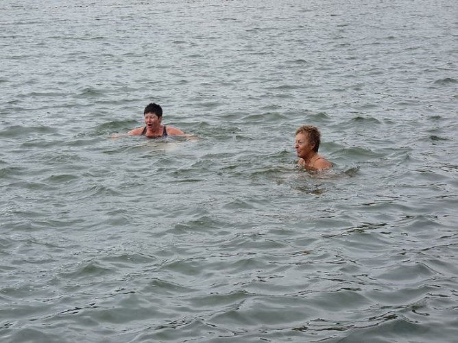 Stürmisches Abbaden (Foto: Karl-Heinz Herrmann) Stürmisches Abbaden (Foto: Karl-Heinz Herrmann)