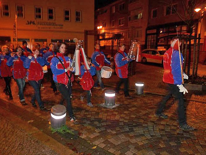 Lange Schlange (Foto: Karl-Heinz Herrmann) Lange Schlange (Foto: Karl-Heinz Herrmann)