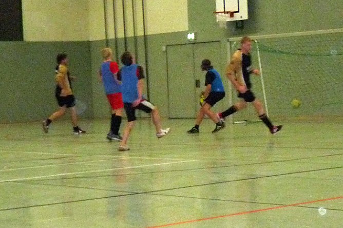 Fu&szlig;ball-Kick bis in die Nacht (Foto: Karl-Heinz Herrmann)