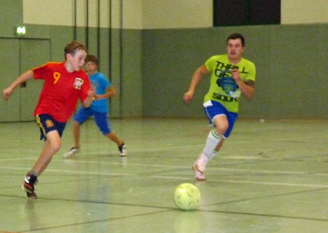 Fu&szlig;ball-Kick bis in die Nacht (Foto: Karl-Heinz Herrmann)