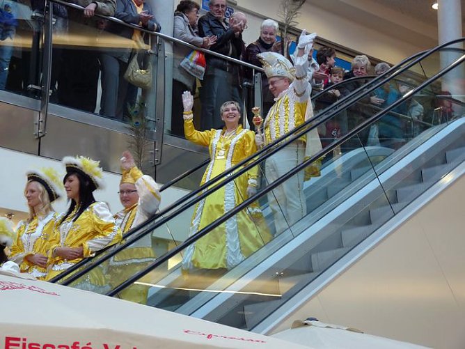 Gedränge in der Galerie (Foto: Karl-Heinz Herrmann) Gedränge in der Galerie (Foto: Karl-Heinz Herrmann)