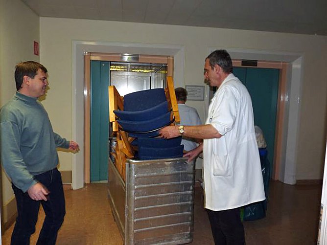 Stühle schleppen angesagt (Foto: Karl-Heinz Herrmann) Stühle schleppen angesagt (Foto: Karl-Heinz Herrmann)