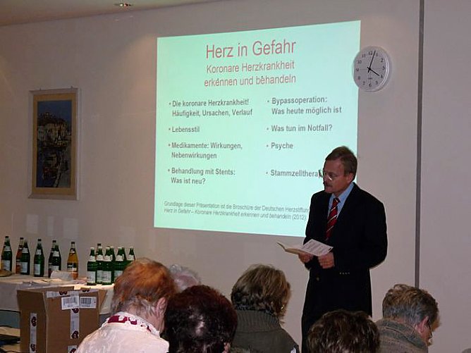 Stühle schleppen angesagt (Foto: Karl-Heinz Herrmann) Stühle schleppen angesagt (Foto: Karl-Heinz Herrmann)