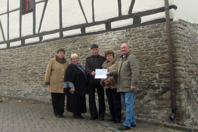 Geld für den Förderverein (Foto: Wahlkreisbüro Gudrun Holbe) Geld für den Förderverein (Foto: Wahlkreisbüro Gudrun Holbe)