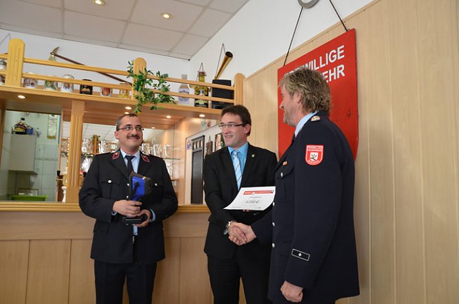 Wärmebildkamera übergeben (Foto: Stadt Roßleben) Wärmebildkamera übergeben (Foto: Stadt Roßleben)