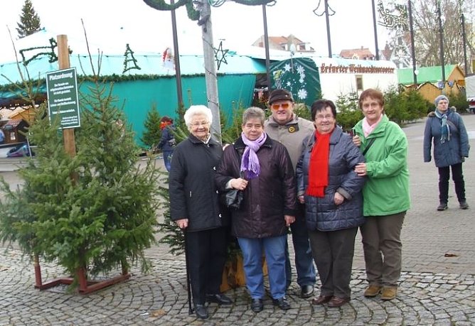 Senioren bummeln über Weihnachtsmarkt (Foto: Thomas Leipold) Senioren bummeln über Weihnachtsmarkt (Foto: Thomas Leipold)