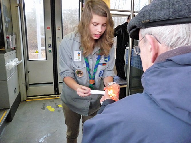 Friedenslicht angekommen (Foto: Karl-Heinz Herrmann)