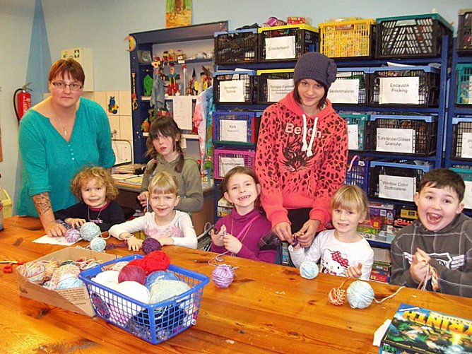 Fingerstricken im Domizil war der Renner! (Foto: Domizil Bad Frankenhausen) Fingerstricken im Domizil war der Renner! (Foto: Domizil Bad Frankenhausen)