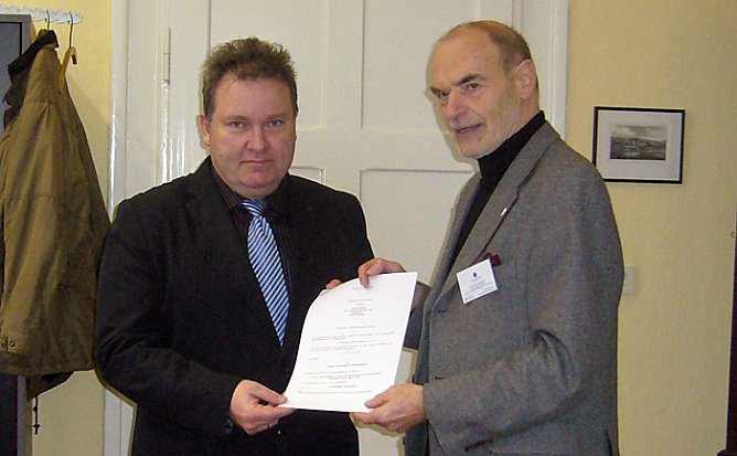 F&ouml;rdervertrag &uuml;bergeben (Foto: Stadt Ebeleben)