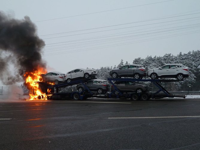 Lkw brannte (Foto: API) Lkw brannte (Foto: API)