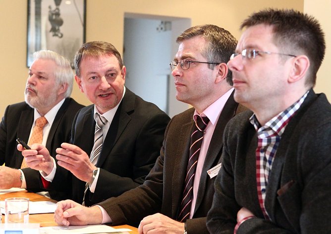 Gespr&auml;ch im D&auml;mmstoffhandel (Foto: nnz)