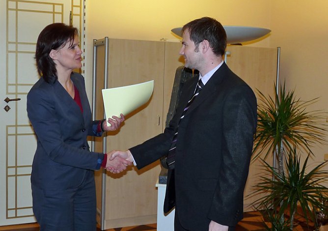 Ernennungsurkunde erhalten (Foto: Karl-Heinz Herrmann)