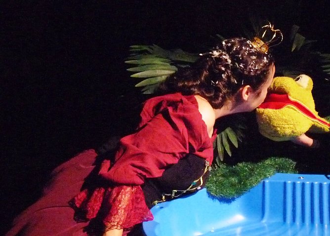 Anna k&uuml;sst den Frosch (Foto: Wolfgang Kurima Rauschning)