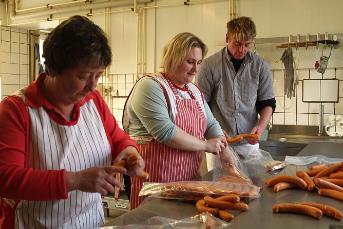 Bockw&uuml;rstchen werden verpackt (Foto: Fleischerei H&ouml;rchner)
