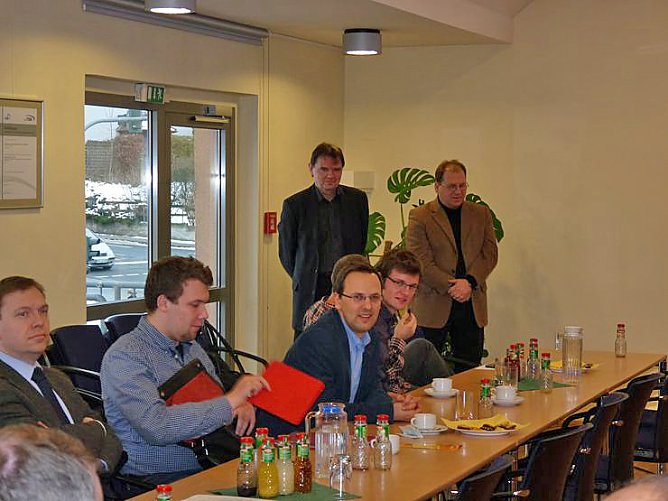 Rege diskutiert (Foto: Karl-Heinz Herrmann)