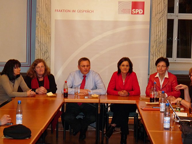 Mit Genossen diskutiert (Foto: Karl-Heinz Herrmann) Mit Genossen diskutiert (Foto: Karl-Heinz Herrmann)