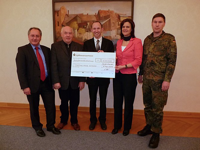 Spendenschecks &uuml;berreicht (Foto: Karl-Heinz Herrmann)