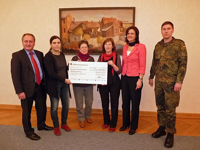 Spendenschecks &uuml;berreicht (Foto: Karl-Heinz Herrmann)