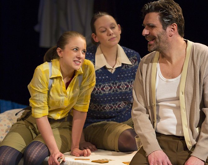 Ausschnitt aus der Inszenierung (Foto: Tilmann Graner)