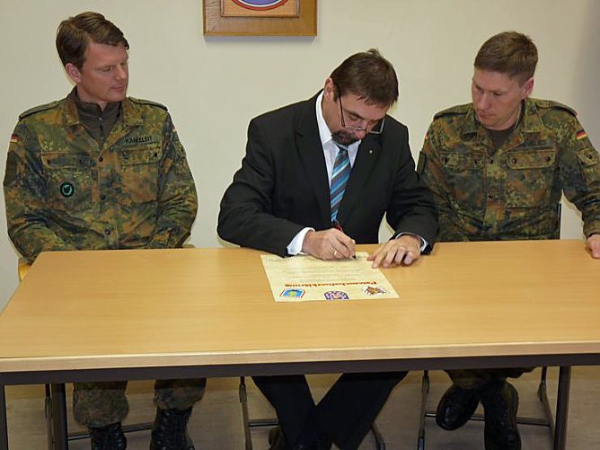 Patenschaftserkl&auml;rung unterzeichnet (Foto: Karl-Heinz Herrmann)