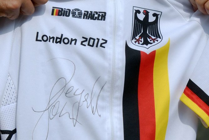 Trikot wird versteigert (Foto: M. Scheidel)