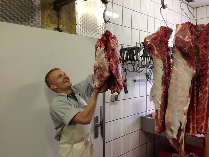 Sascha Dauer bei seiner Arbeit in der Landfleischerei in Seega (Foto: privat)
