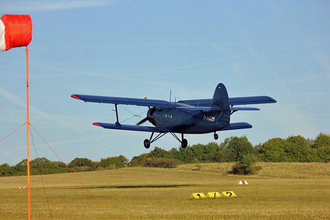 Fliederk&ouml;nigin besichtigt Reich (Foto: Aeroclub Hans Grade)