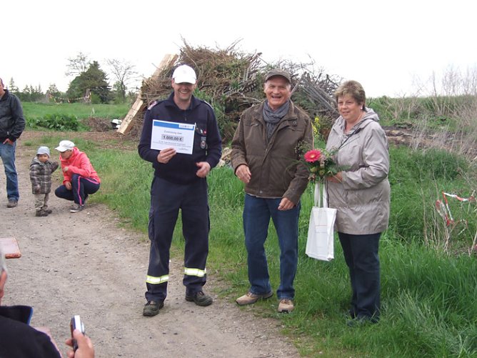"Kohle" f&uuml;r Jugendfeuerwehr (Foto: Wahlkreisb&uuml;ro Holbe)