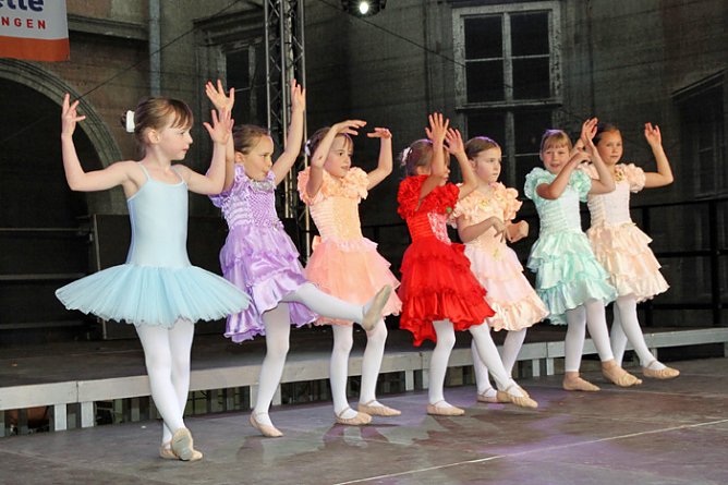 "Tanz mit Kindern" (Foto: G&uuml;nter Herting)