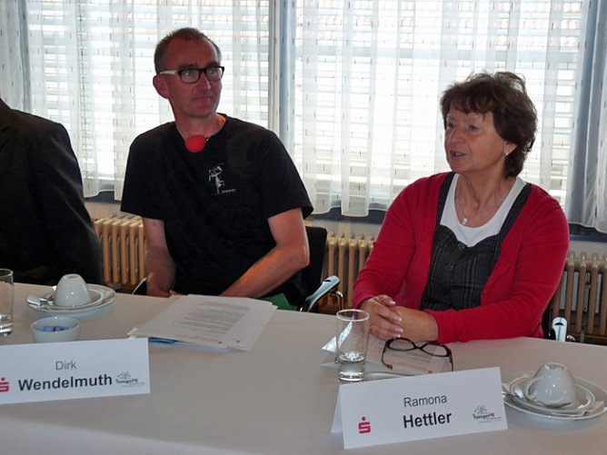 Schlossgeschichten im Zirkuszelt (Foto: Karl-Heinz Herrmann) Schlossgeschichten im Zirkuszelt (Foto: Karl-Heinz Herrmann)