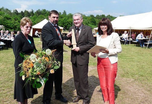 Ehrengabe erhalten (Foto: Karl-Heinz Herrmann)