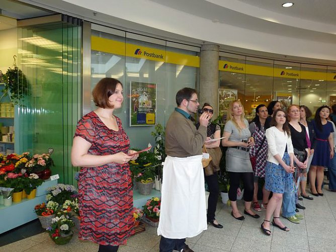 Singen in der Galerie (Foto: Karl-Heinz Herrmann) Singen in der Galerie (Foto: Karl-Heinz Herrmann)