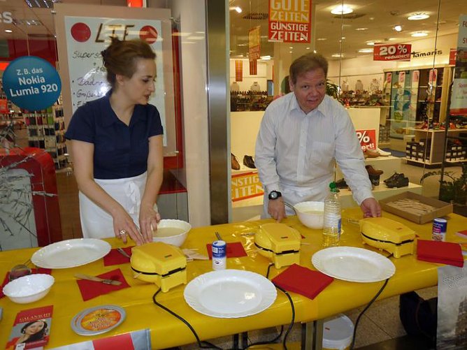 Singen in der Galerie (Foto: Karl-Heinz Herrmann) Singen in der Galerie (Foto: Karl-Heinz Herrmann)