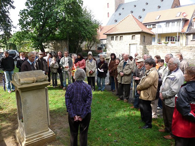 Restauration Grabmal (Foto: Karl-Heinz Herrmann) Restauration Grabmal (Foto: Karl-Heinz Herrmann)