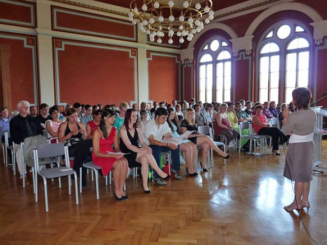 Zeugnisse erhalten (Foto: Karl-Heinz Herrmann)