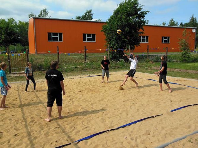 Beachvolleyball auf dem Abenteuerspielplatz (Foto: Stadtjugendring)