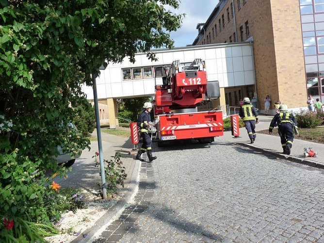 Gro&szlig;einsatz am Krankenhaus (Foto: Karl-Heinz Herrmann)