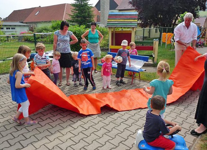 Sonnensegel für Bebraspatzen (Foto: Karl-Heinz Herrmann) Sonnensegel für Bebraspatzen (Foto: Karl-Heinz Herrmann)