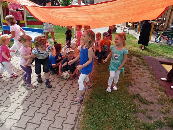 Sonnensegel für Bebraspatzen (Foto: Karl-Heinz Herrmann) Sonnensegel für Bebraspatzen (Foto: Karl-Heinz Herrmann)