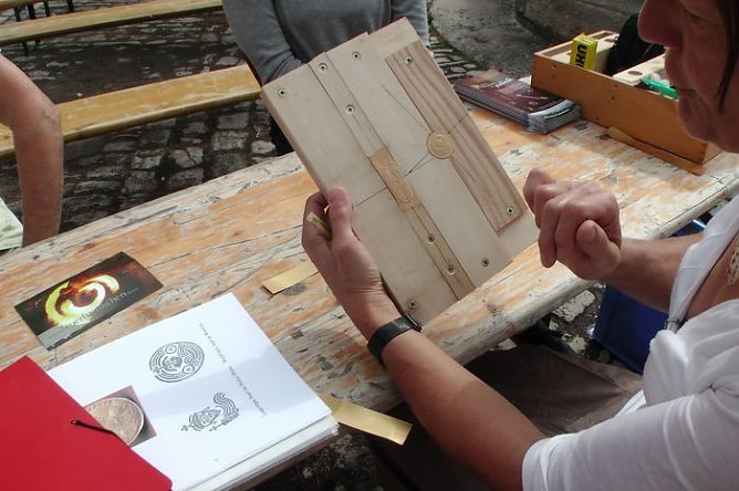 Archäologie zum Anfassen (Foto: Karl-Heinz Herrmann) Archäologie zum Anfassen (Foto: Karl-Heinz Herrmann)