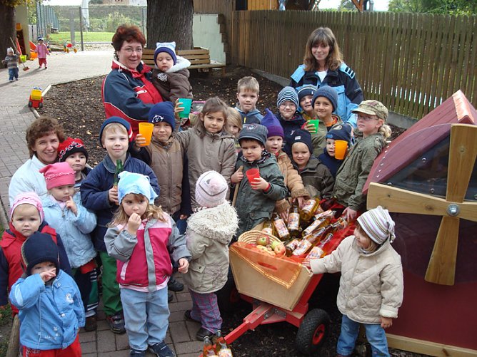 Bollerwagen voll Apfelsaft (Foto: Ev. Kindergarten Heldrungen)