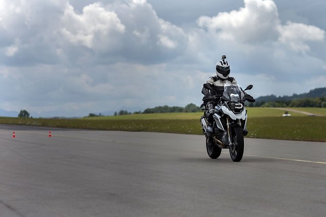 Jetzt auch Kräder im test (Foto: ADAC) Jetzt auch Kräder im test (Foto: ADAC)