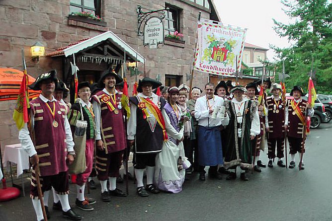 Bauernmarkt er&ouml;ffnet (Foto: Karl-Heinz Herrmann)