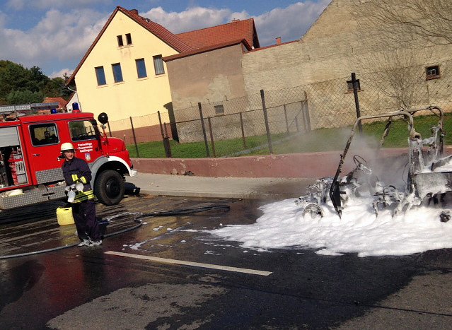 Fahrzeugbrand (Foto: Michael Schröder) Fahrzeugbrand (Foto: Michael Schröder)