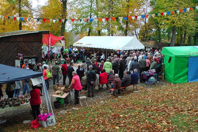 Bockbieranstich an der H&ouml;hle (Foto: Karl-Heinz Herrmann)
