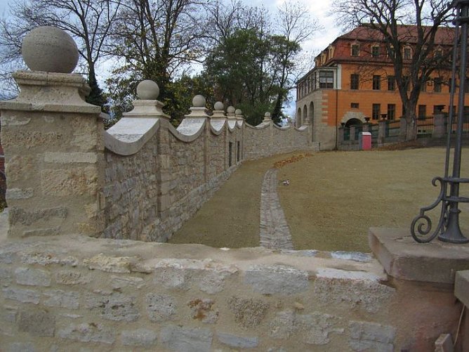 Schlossmauer mit barocker Krone (Foto: Stiftung Thüringer Schlösser und Gärten) Schlossmauer mit barocker Krone (Foto: Stiftung Thüringer Schlösser und Gärten)