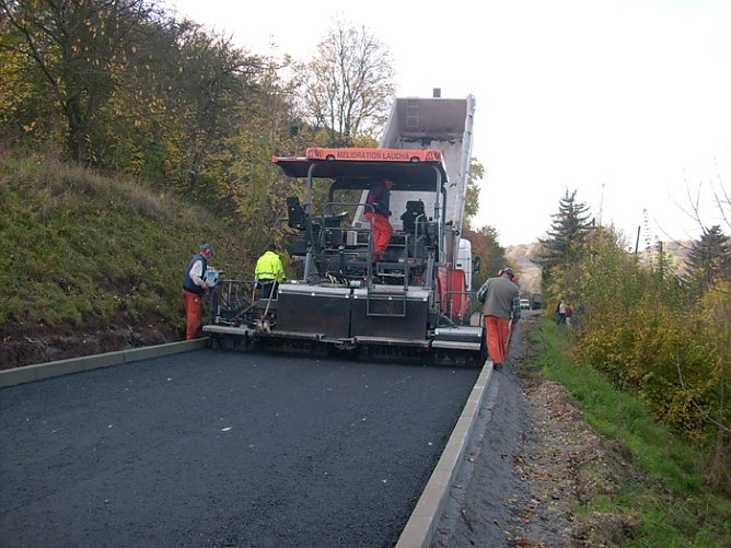 Auftrag Schwarzdecke (Foto: Karl-Heinz Herrmann) Auftrag Schwarzdecke (Foto: Karl-Heinz Herrmann)