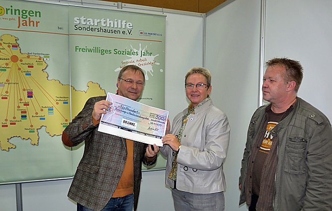Scheck für Beratungsstelle (Foto: Karl-Heinz Herrmann) Scheck für Beratungsstelle (Foto: Karl-Heinz Herrmann)